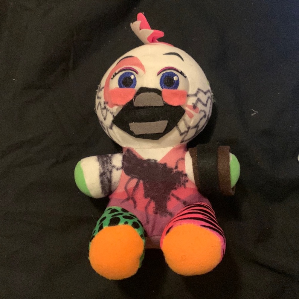 Shattered glam rock chica